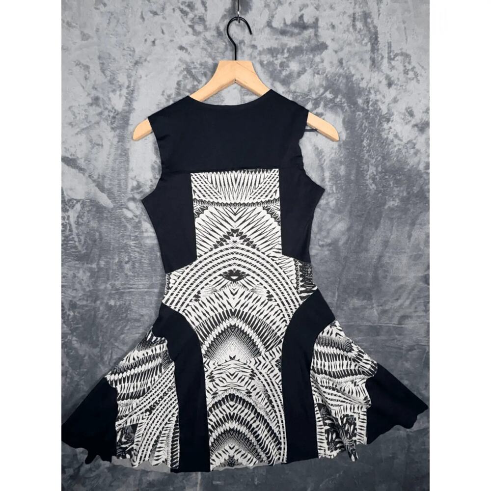 Le Lis Blanc Women's Dress Size S Black White Patterned Fit Flare - Picture 3 of 6